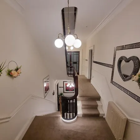 Holiday home *o* O.manor Setup For Your Amazing Relaxed With Free Parking & Fast Free Wifi *o* Leeds (West Yorkshire)